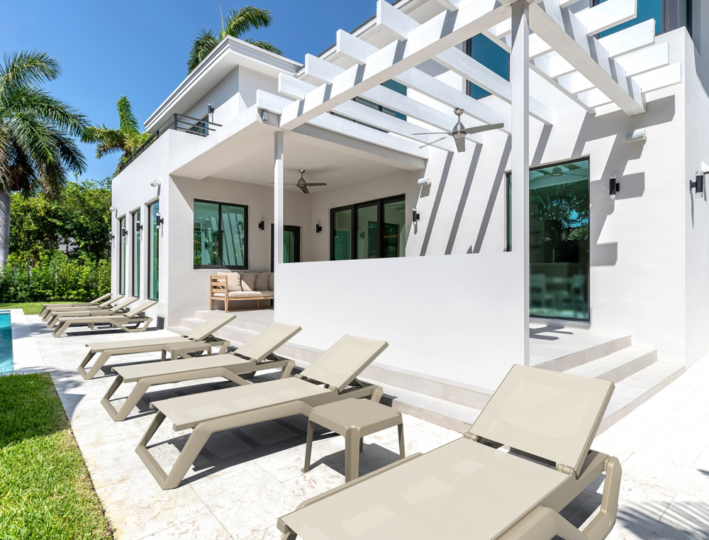 Шезлонг-лежак пластиковый Siesta Contract Rio Pro, бежевый