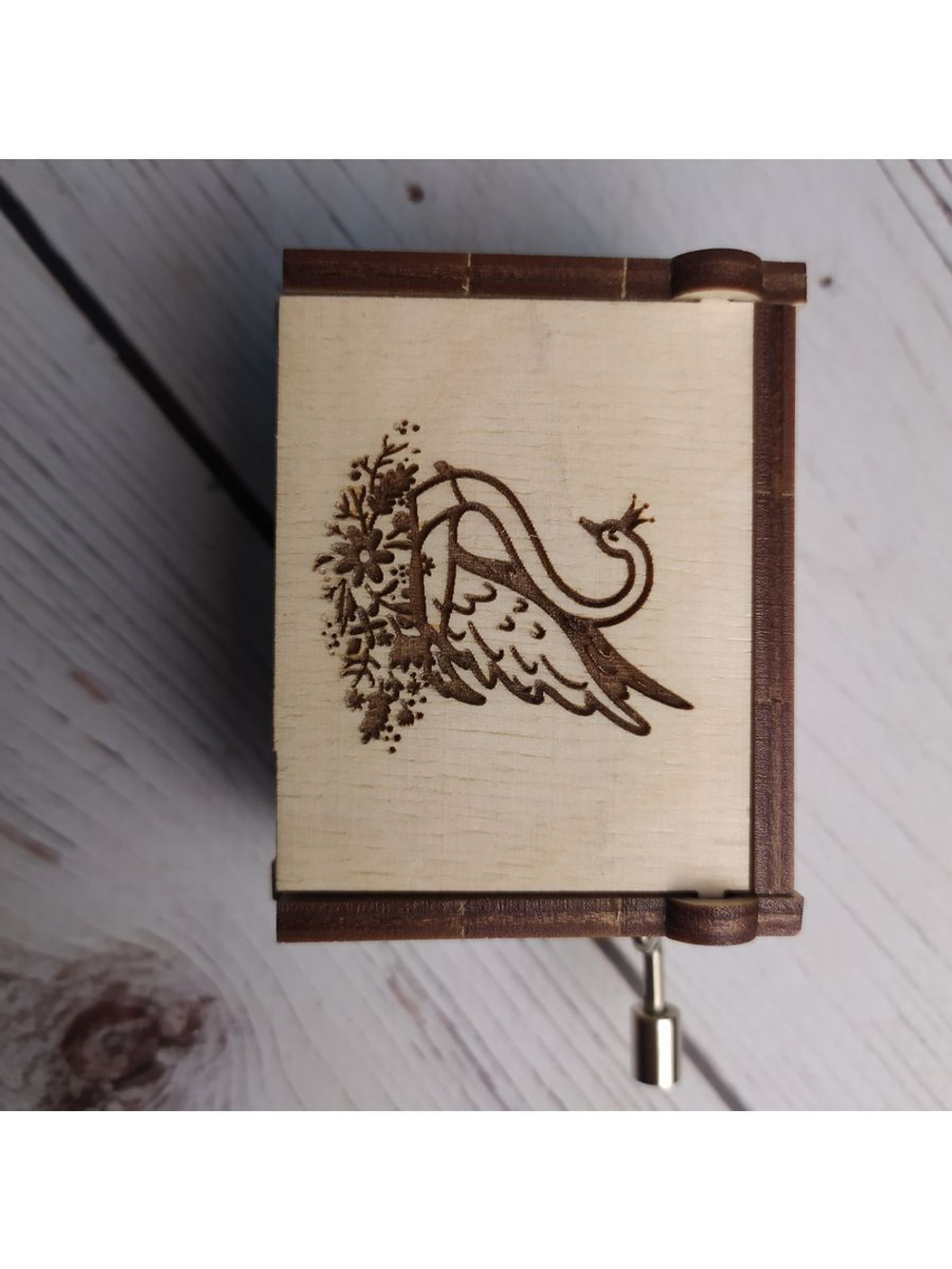 Музыкальная деревянная шкатулка-шарманка Лебедь