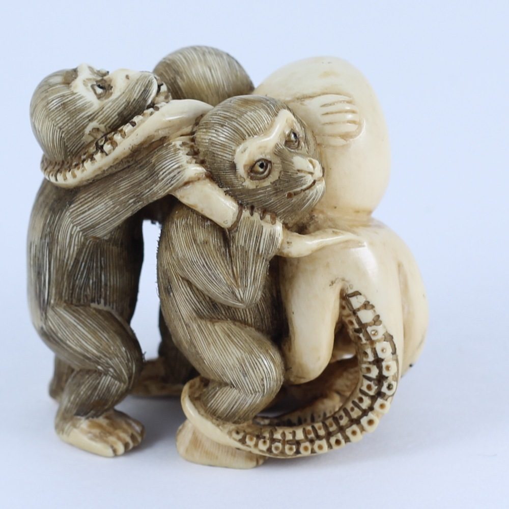 Нэцкэ Осьминог с тремя обезьянами (мамонт)