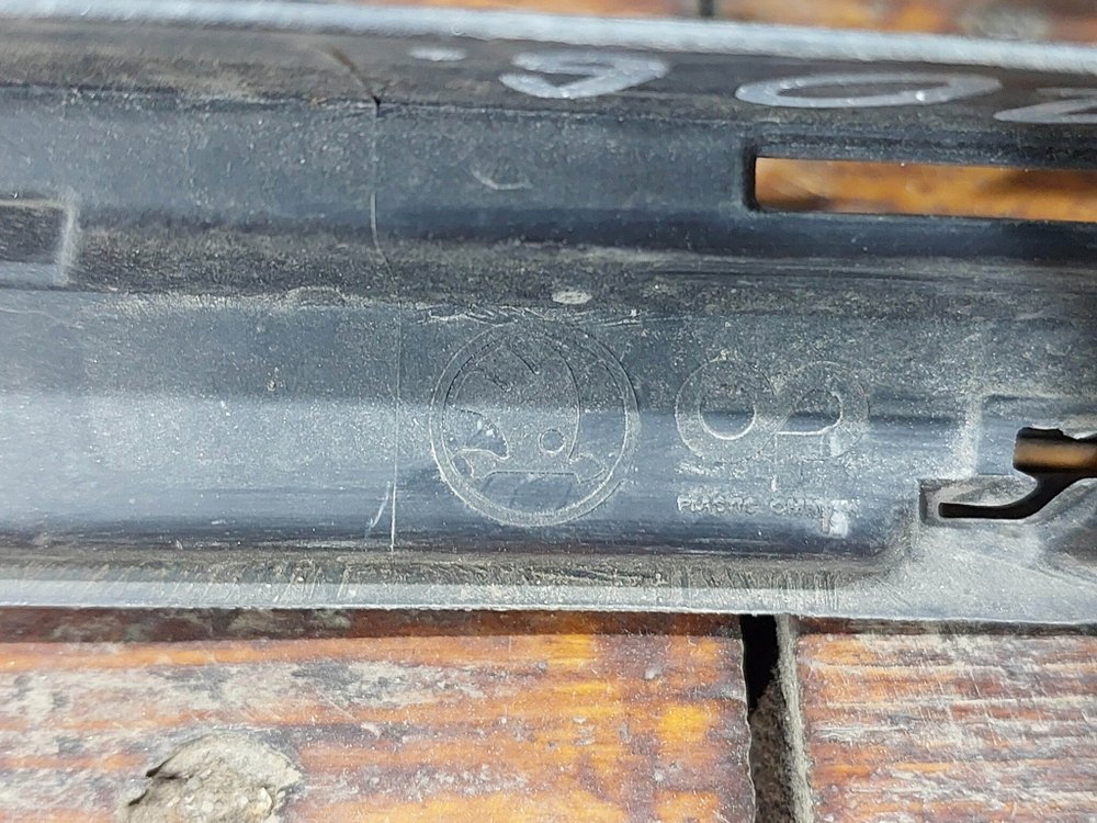 Решетка переднего бампера Skoda Karoq 17-нв Б/У Оригинал 57A853677A