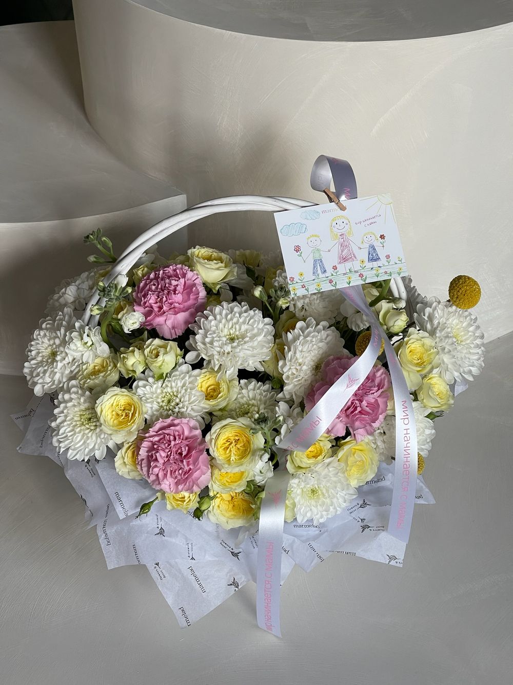 Корзина сборная из кустовой пионовидной розы, диантусов, хризантемы и маттиолы