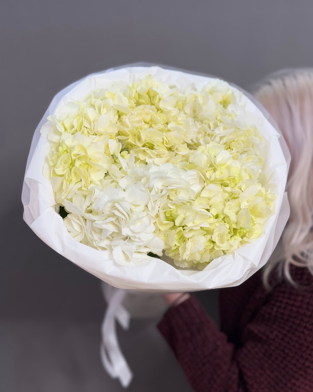 Букет с 7 белыми гортензиями в "облачке"