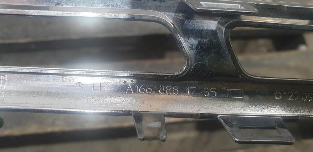 Молдинг решетки радиатора Mercedes GL GLS (X166) 15-19 Б/У Оригинал A1668881785