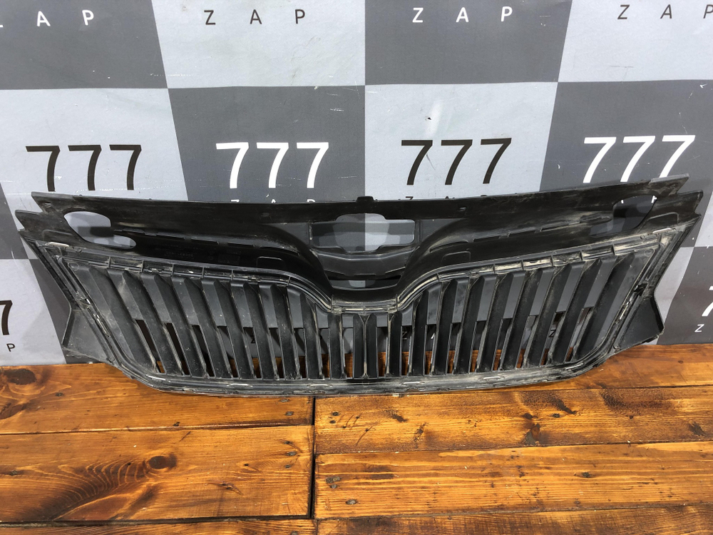 Решетка радиатора Skoda Rapid 1 12-20 Б/У Оригинал 5JA853668