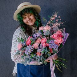 147. Нежный букет с розовыми пионовидными розами