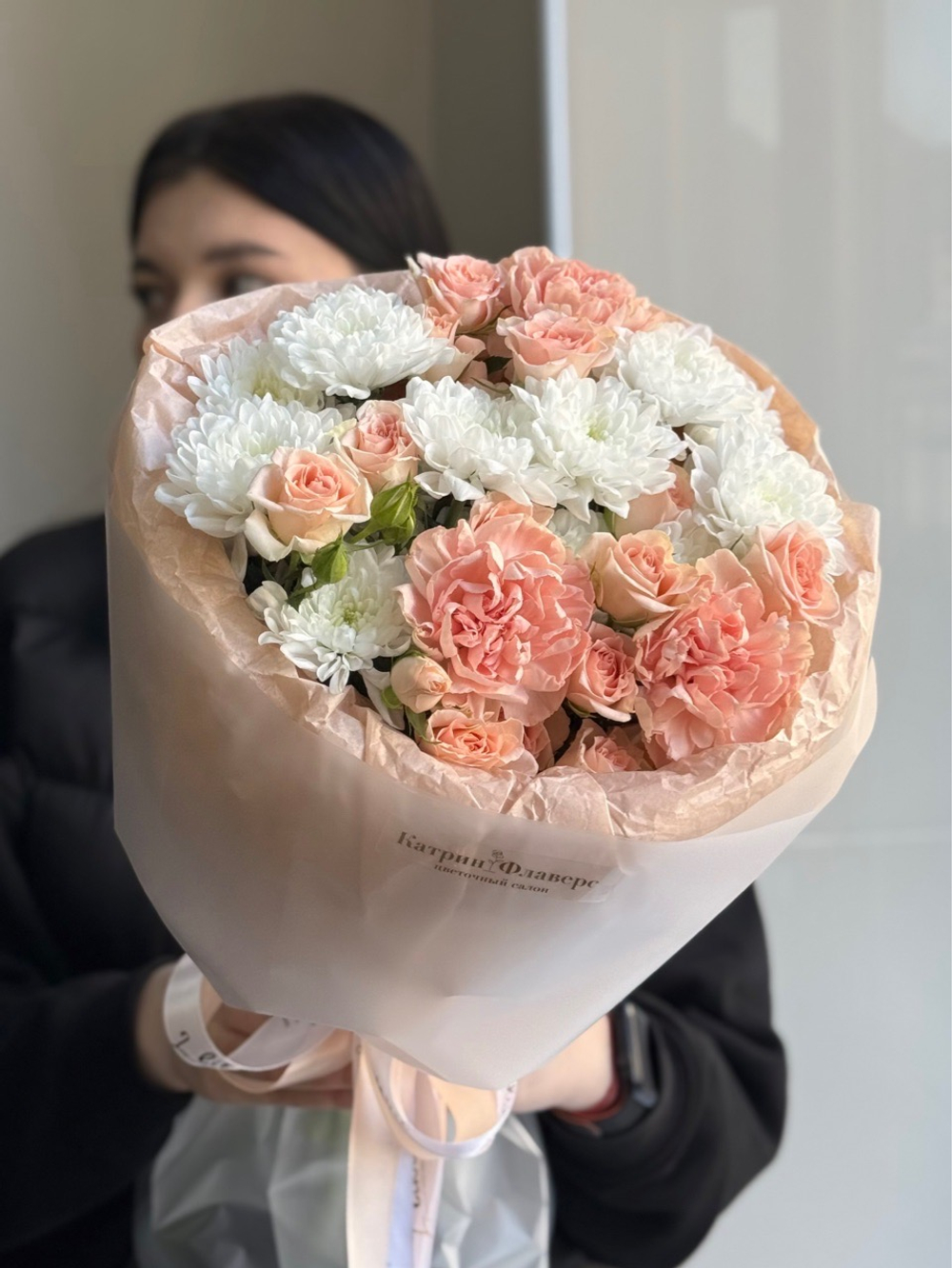 Нежный букет с кустовыми розами и хризантемами персиковый