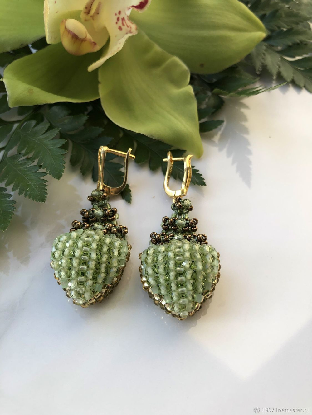 Серьги из бисера "Ника" ручной работы с камнем Хризолит