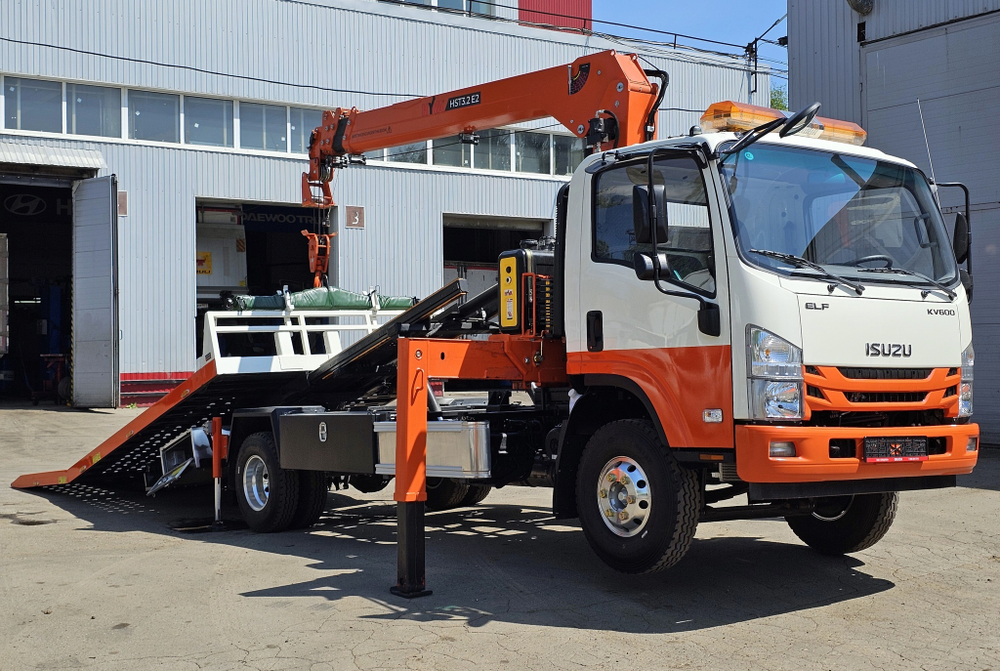 Эвакуаторная платформа 4.5 т с КМУ 3.2 т на шасси Isuzu Elf KV600