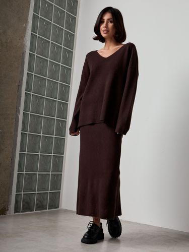 Трикотажный костюм с юбкой шоколадного цвета