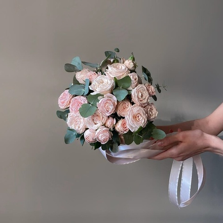 Букет невесты из кустовых роз и эвкалипта