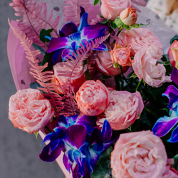 79. Необычный нежный букет с синими орхидеями