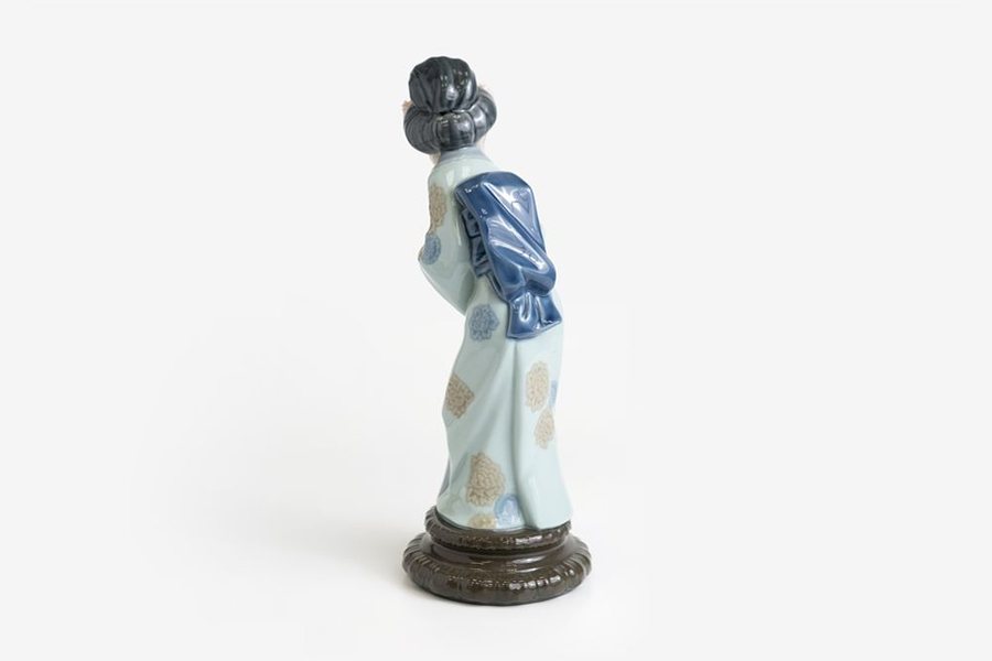 Коллекционная фарфоровая статуэтка Lladro «Японская девушка в поклоне»