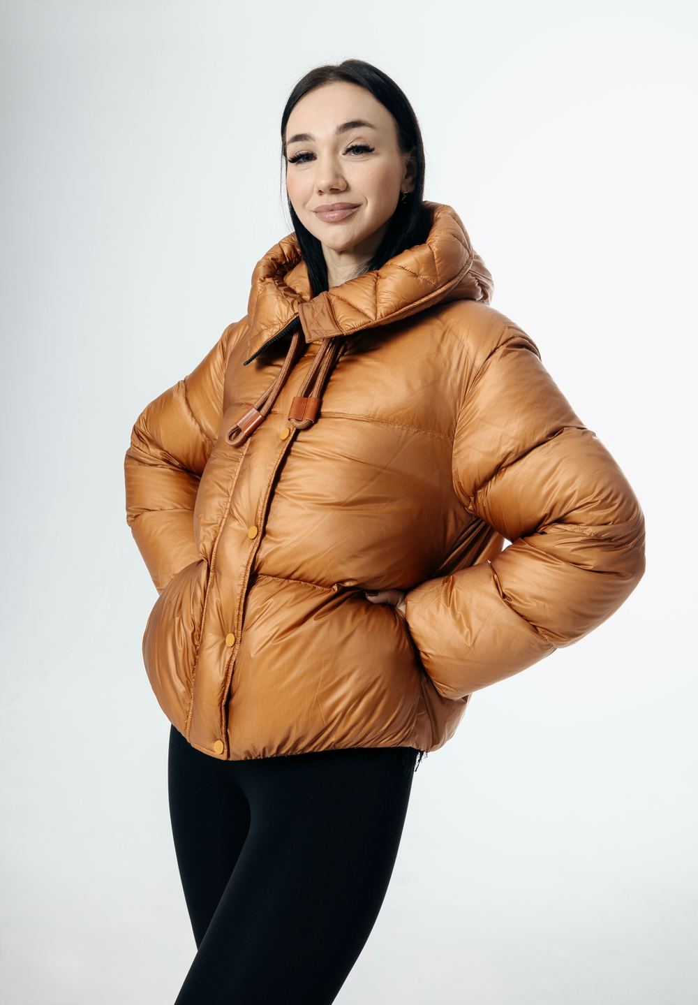 Короткий пуховик с натуральным наполнителем - гусиный пух