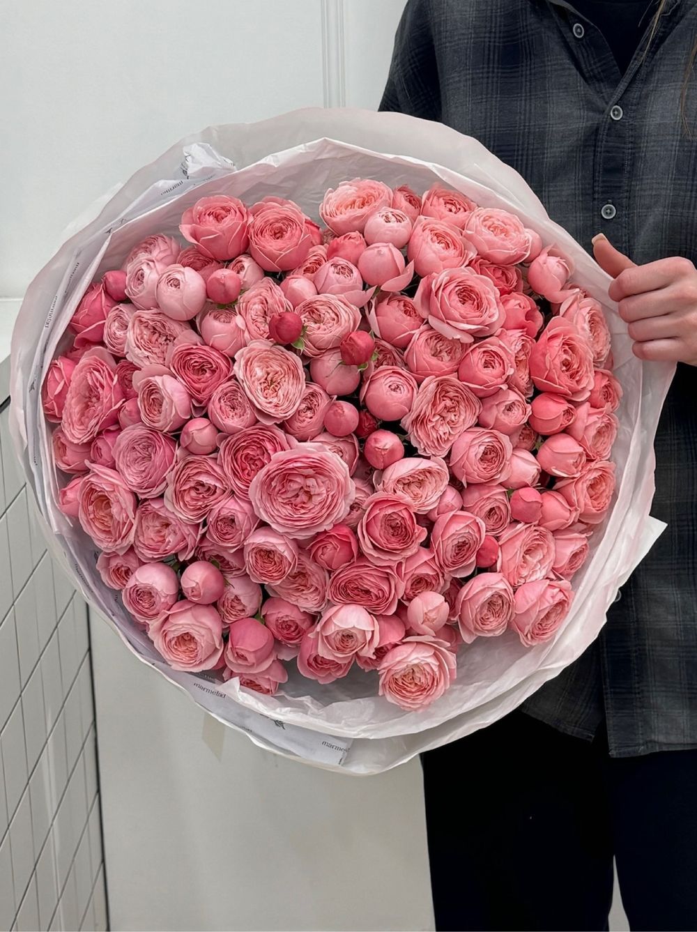 Гранд букет из яркой кустовой пионовидной розы