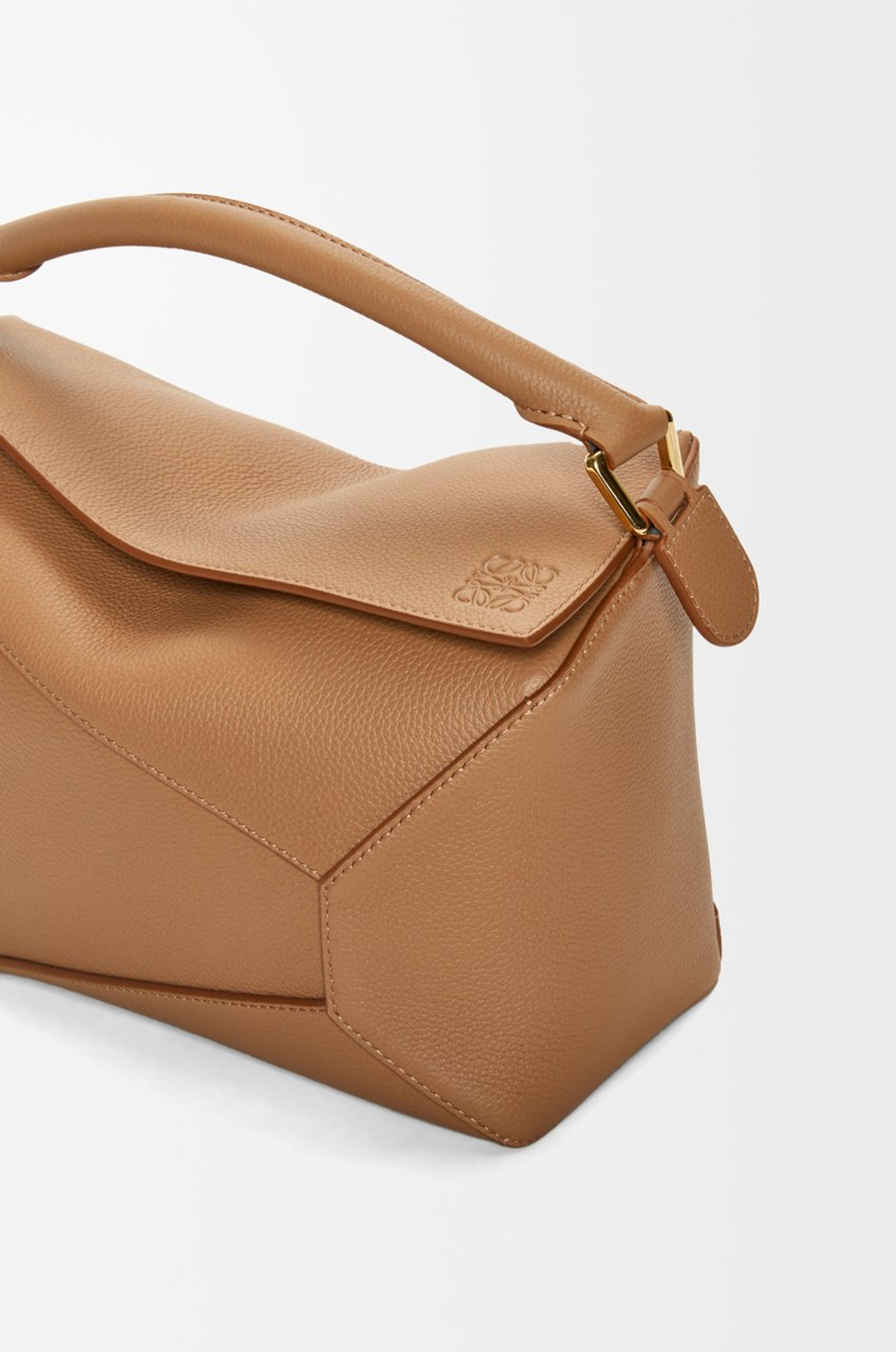 Loewe Сумка среднего размера Puzzle Edge из мягкой зернистой телячьей кожи, тоффи