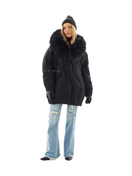 Удлиненный черный пуховик с объемным капюшоном и мехом енота