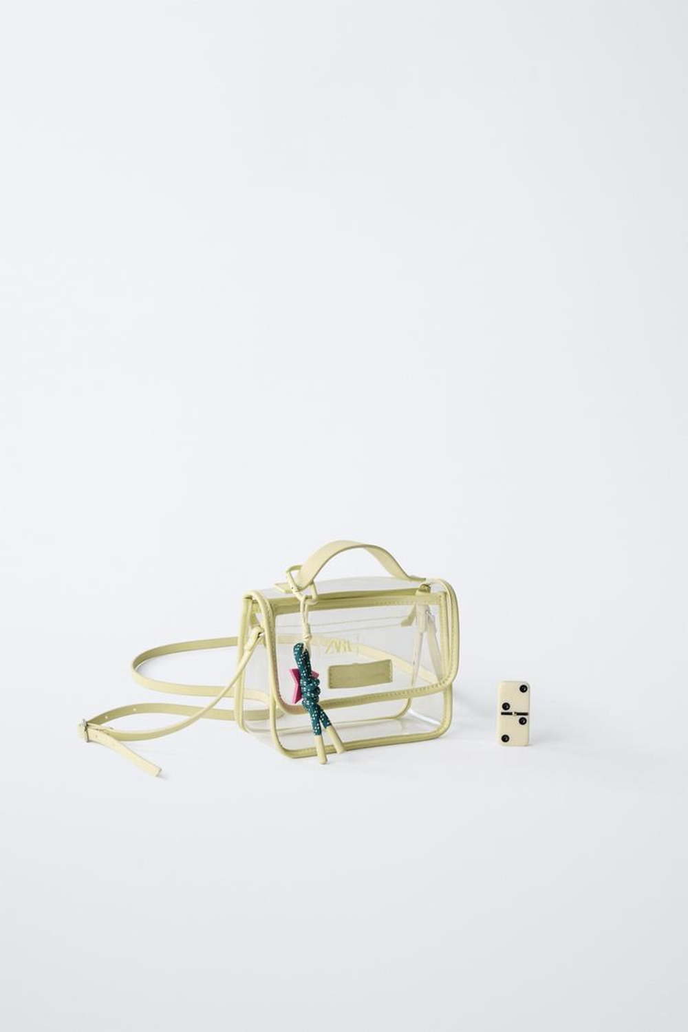 ZARA ВИНИЛОВАЯ СУМКА С ПЛЕЧЕВЫМ РЕМНЕМ И ПОДВЕСКОЙ, ПРОЗРАЧНЫЙ