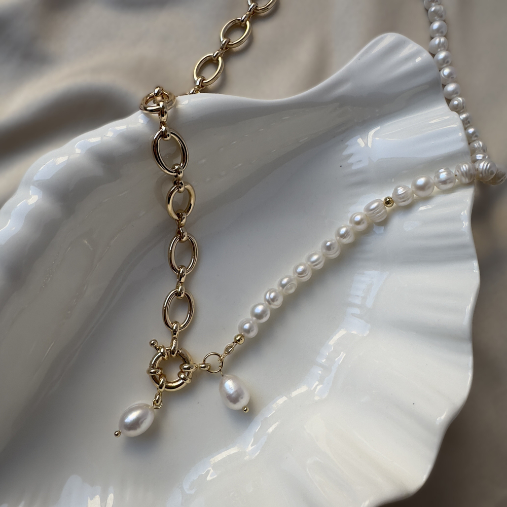Колье «Золотой штрих» — жемчуг и позолоченная цепь