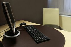 круглый бювар из кожи на стол