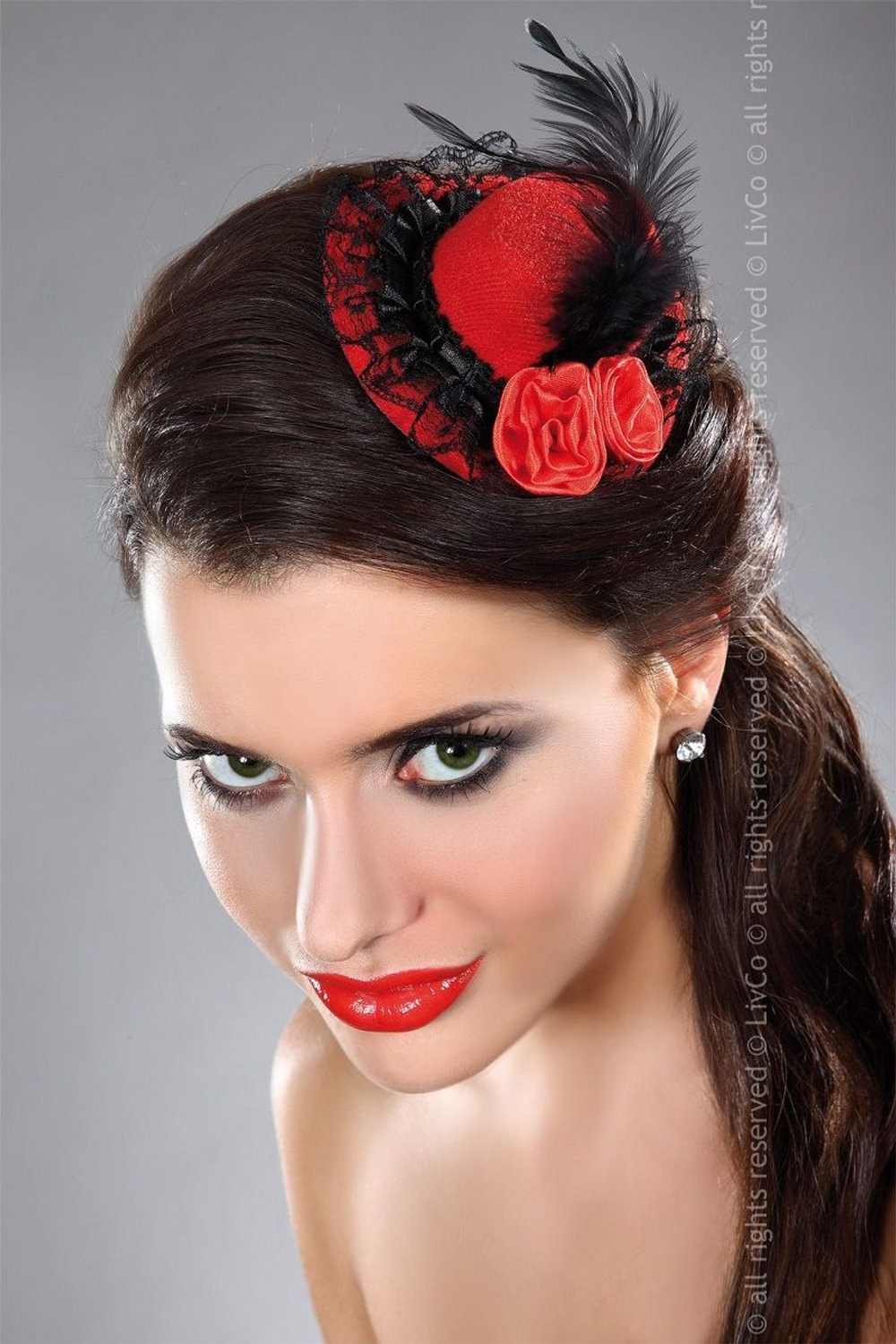 Красная шляпка с чёрным кружевом, пером и цветочками из лент (Цвет: красный с черным)