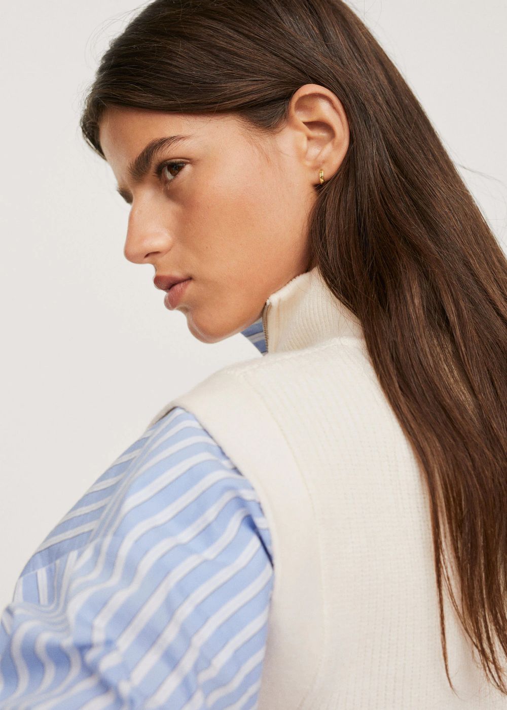 Жилет из трикотажа в рубчик