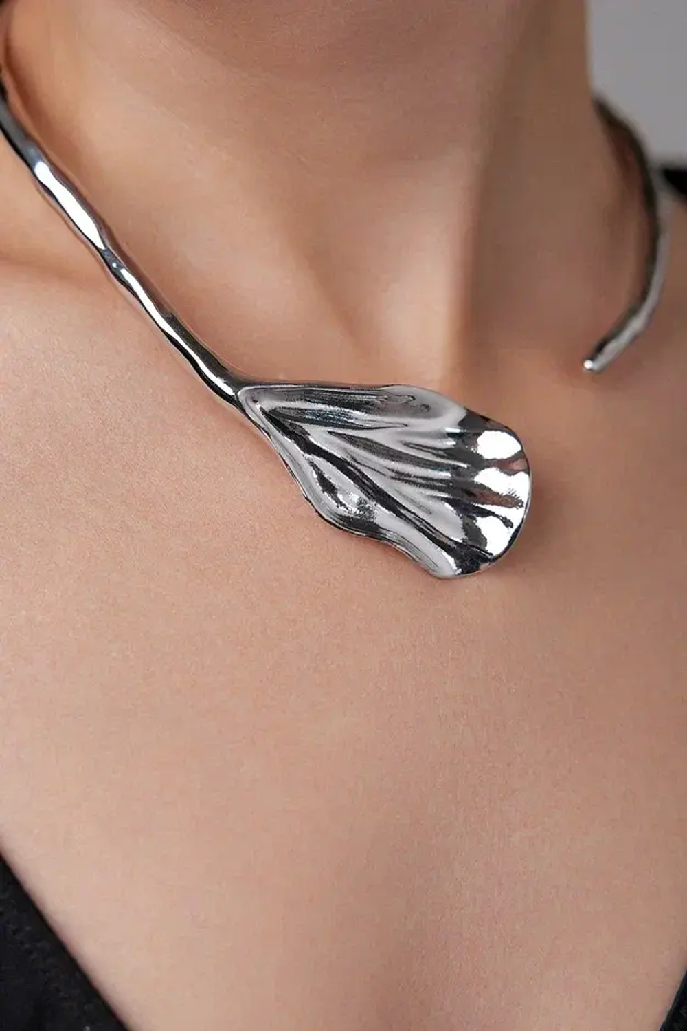 Колье-обруч Flora Belissima ассиметричный плоский лепесток, оттенок серебро