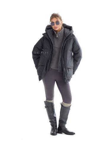 Черный пуховик с акцентной молнией