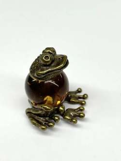 Бронзовая статуэтка на янтаре