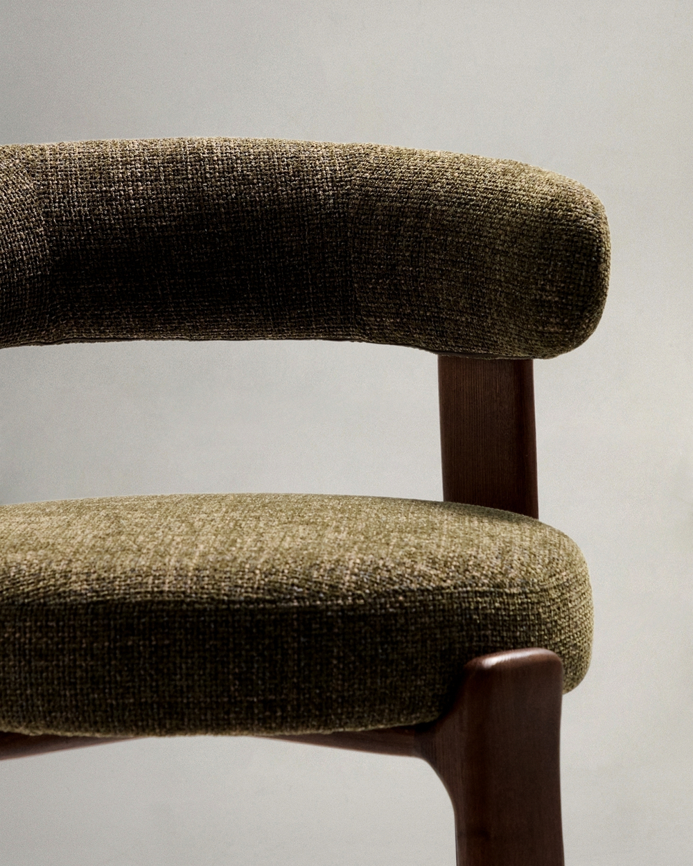 Барный стул Granite из зеленой синели и ясеня с отделкой орех 75 см