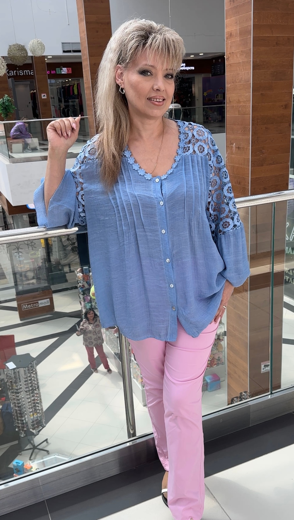 Голубая ажурная туника на пуговицах