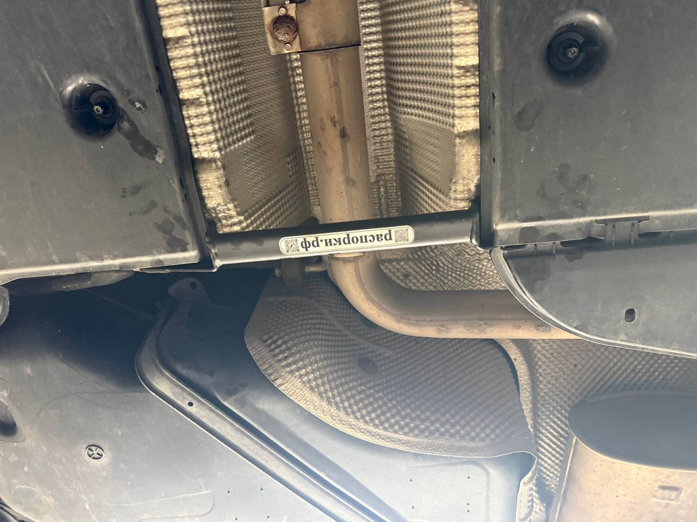 Распорка средняя нижняя сзади Volkswagen Passat B8 и Skoda Superb 3 III (ПОД ЗАКАЗ)