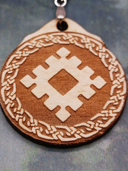 Кулон из дерева Репейник Удачи