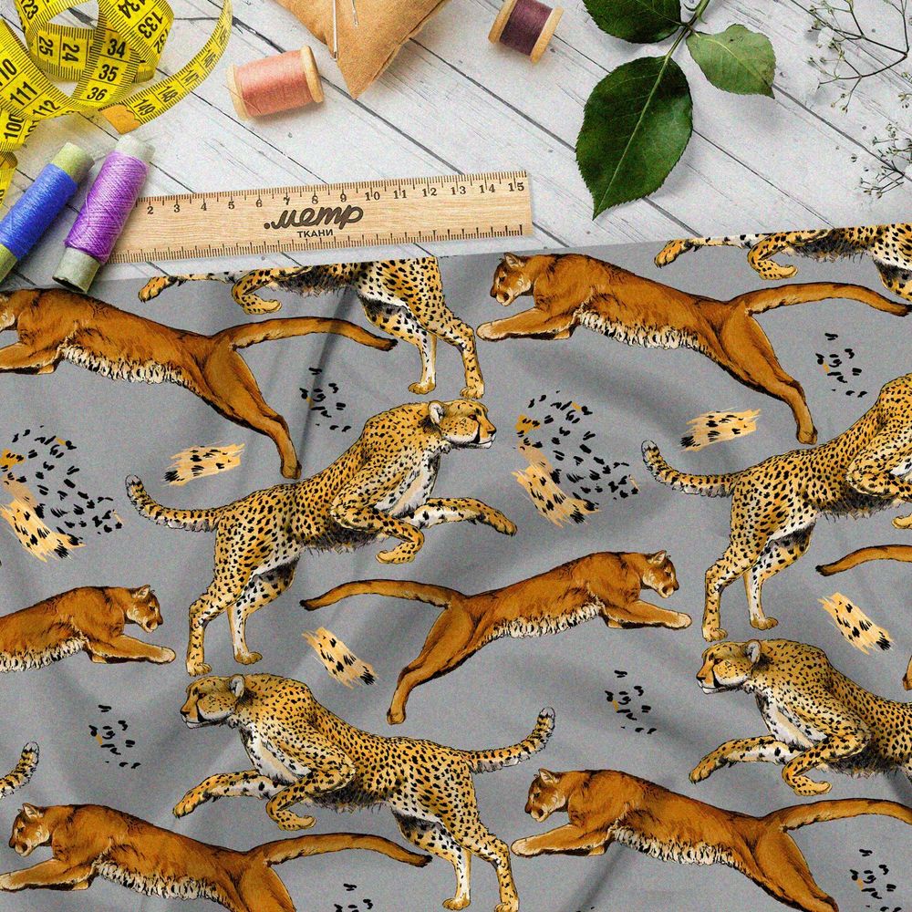 Ткань таффета бегущие львицы и гепарды на сером фоне