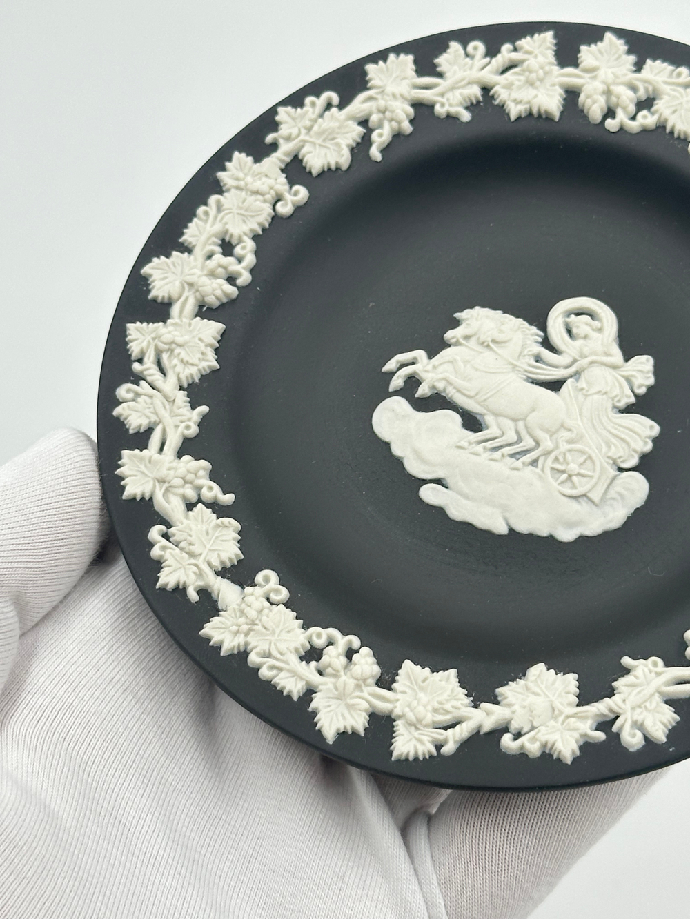 Декоративная тарелочка Wedgwood чёрная
