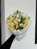 Букет из 21 белых, лимонных тюльпанов и ромашек
