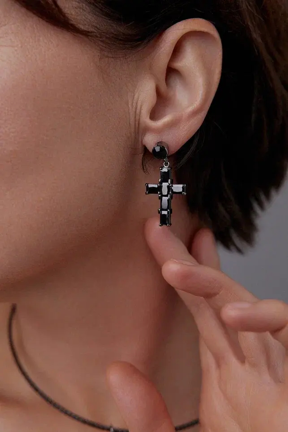Серьги кресты из черных кристаллов, пусеты