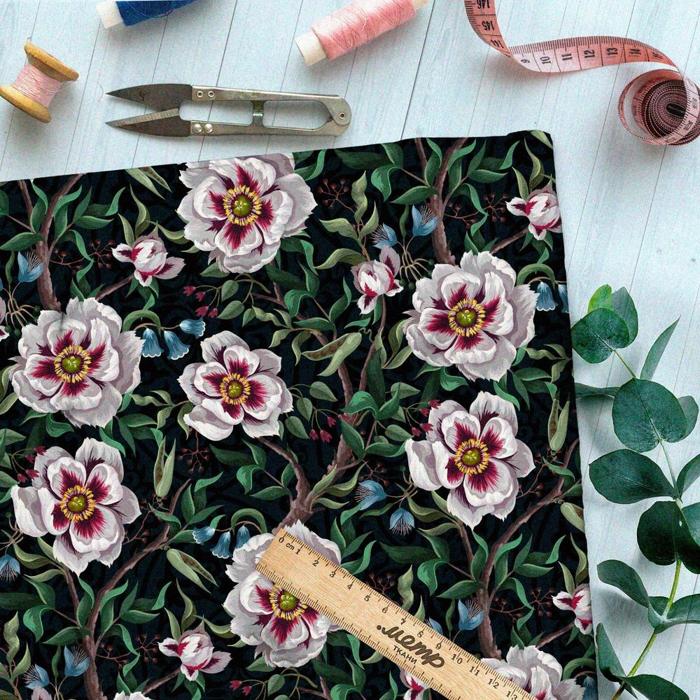 Ткань флис красочные цветы на зелёных лозах