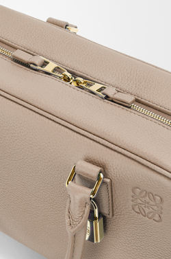 Loewe Сумка Amazona 23 из мягкой зернистой телячьей кожи, песочный