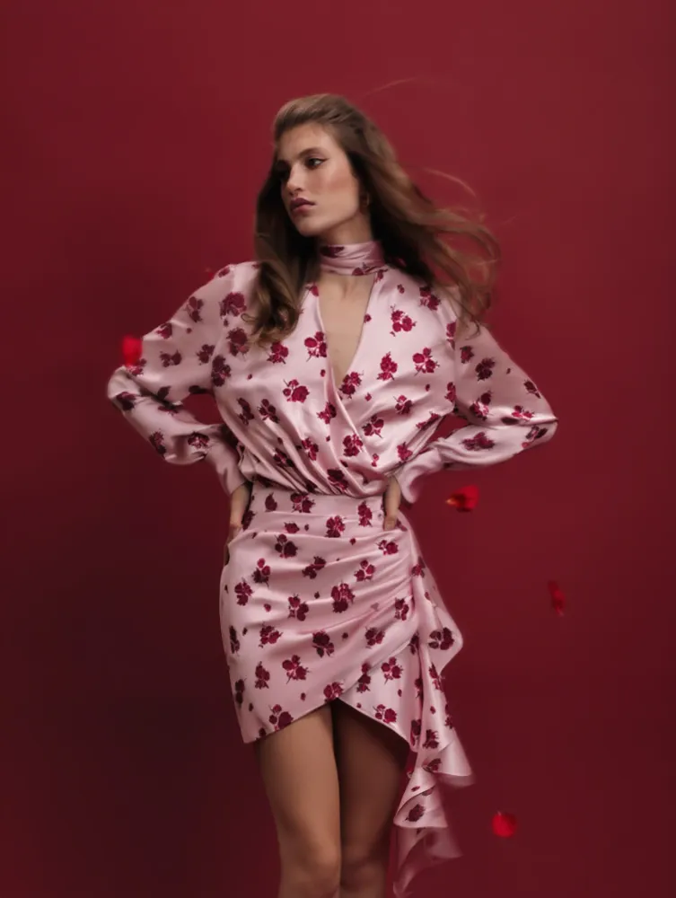 Лиа мини (Leah mini), платье мини из светло-розового атласа с цветочным принтом