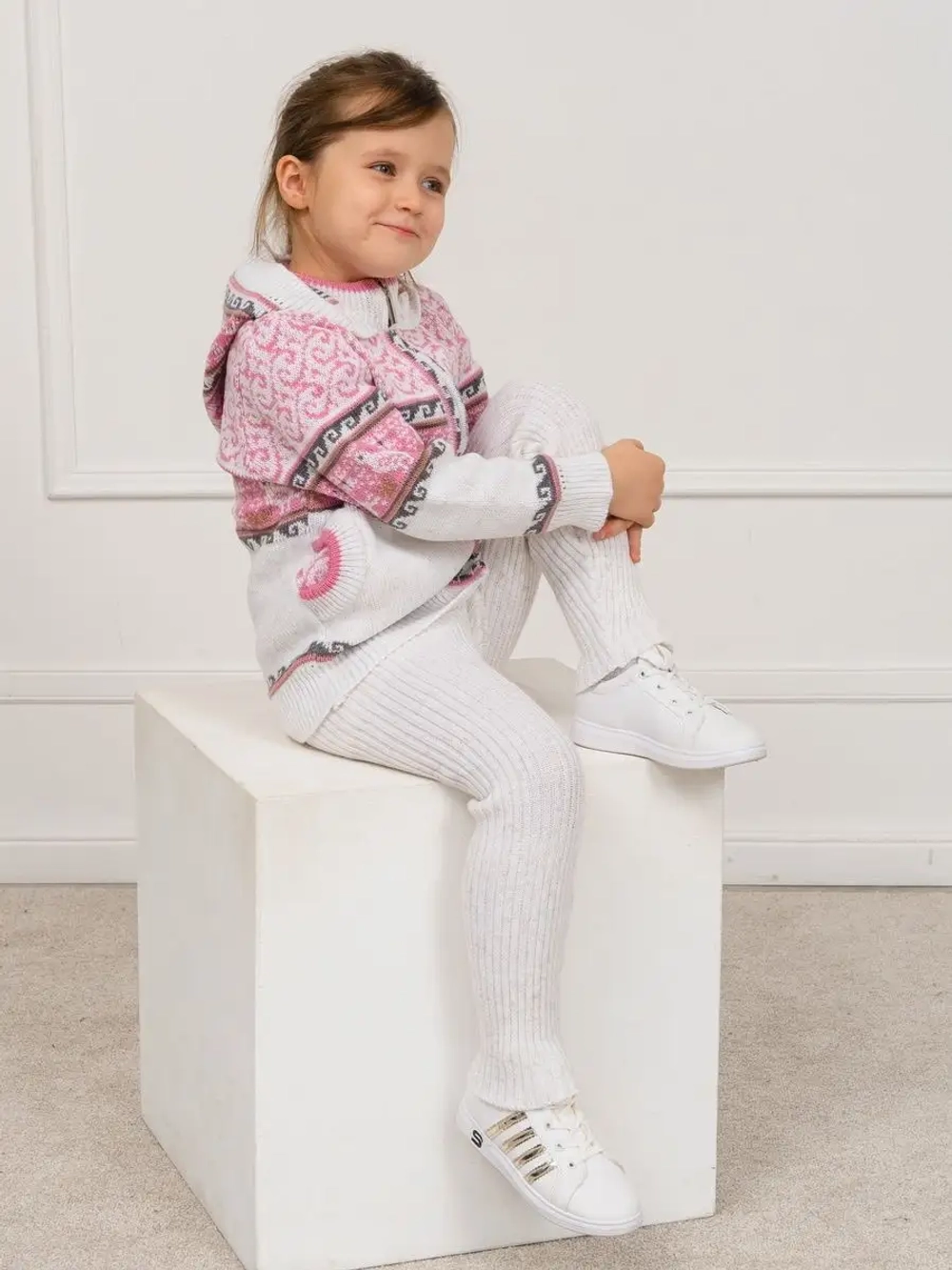 Кофта вязаная с капюшоном