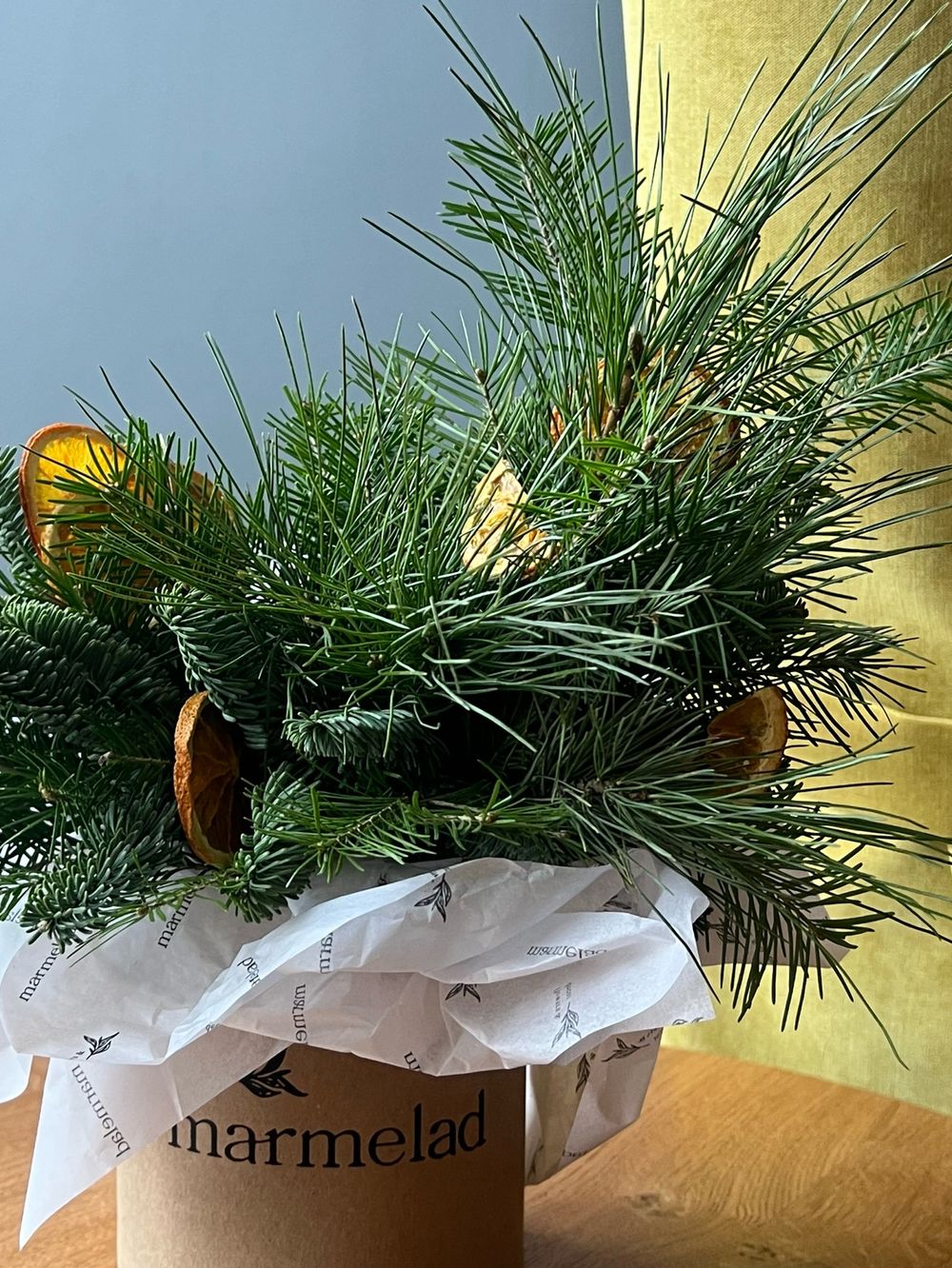 Композиция из хвои с апельсинами