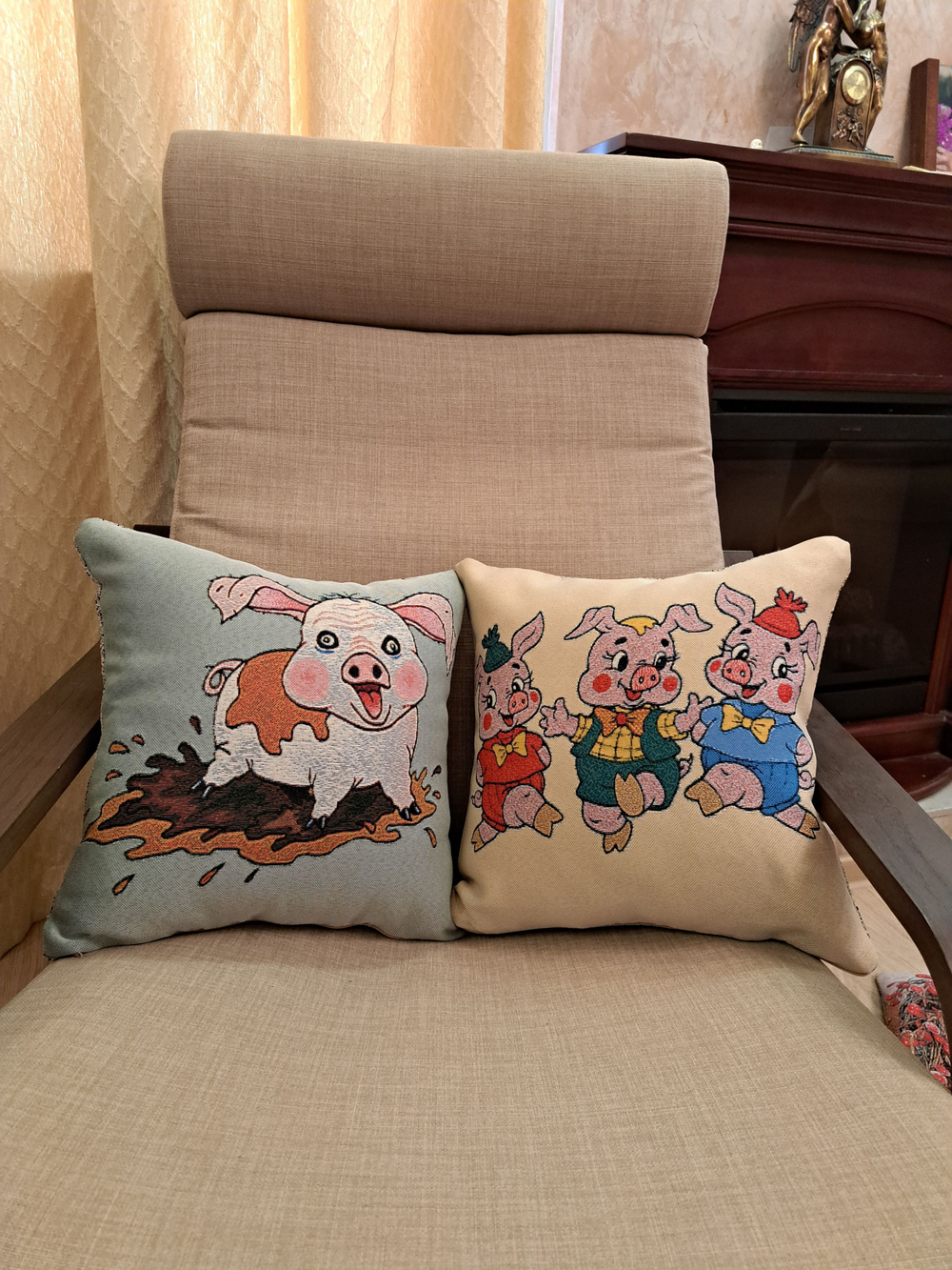 Декоративный гобеленовый чехол для интерьерной подушки Три поросенка 38*38