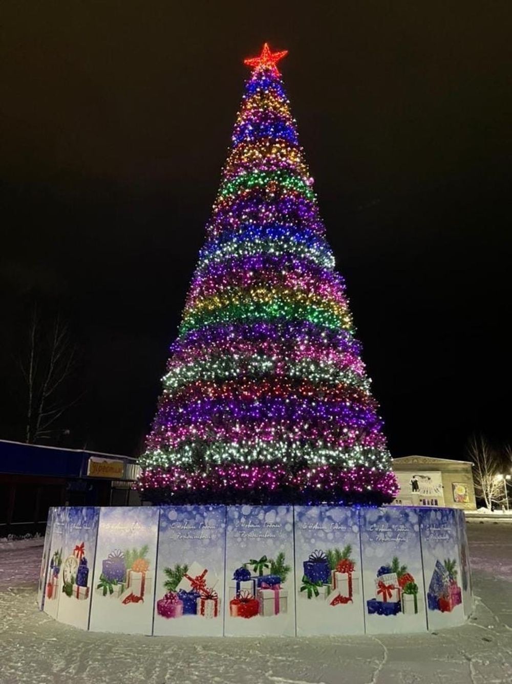 Светодинамическая елка каркасная - встроенная гирлянда цветная -"Уральская" 19 м