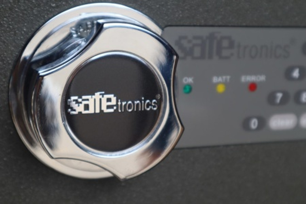 Сейф взломостойкий Safetronics NTR-39ME, электрон. кодовый + мастер ключ, Полка