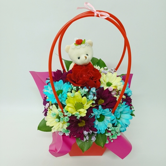 Композиция из розы, хризантемы и гипсофилы Цветы в сумочке с игрушкой 5