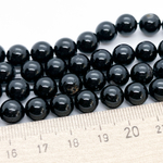 Черный турмалин (шерл) + темно-зеленый турмалин, сорт Б, диаметр 8,4-8,5 мм, цена за 22 шт (1/2 нити)