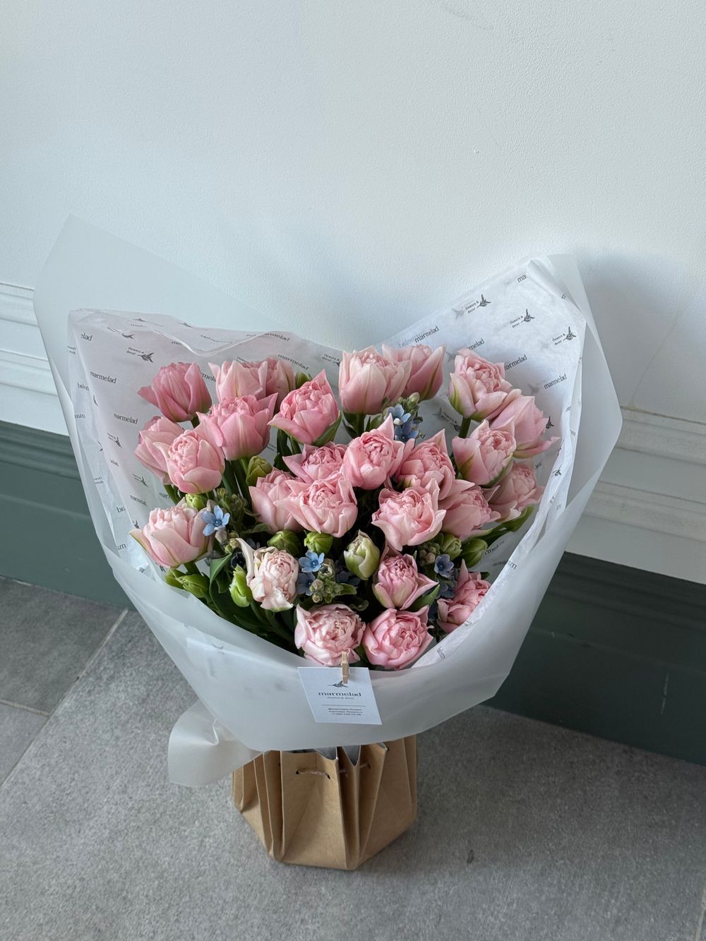 Букет из 27 розовых пионовидных тюльпанов и голубого оксипеталума