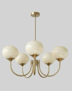 Элегантная люстра с глянцевыми розовыми плафонами и изящным золотым каркасом.