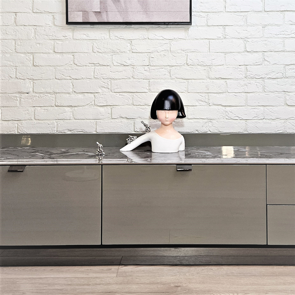 Статуэтка Alice in Wonderland