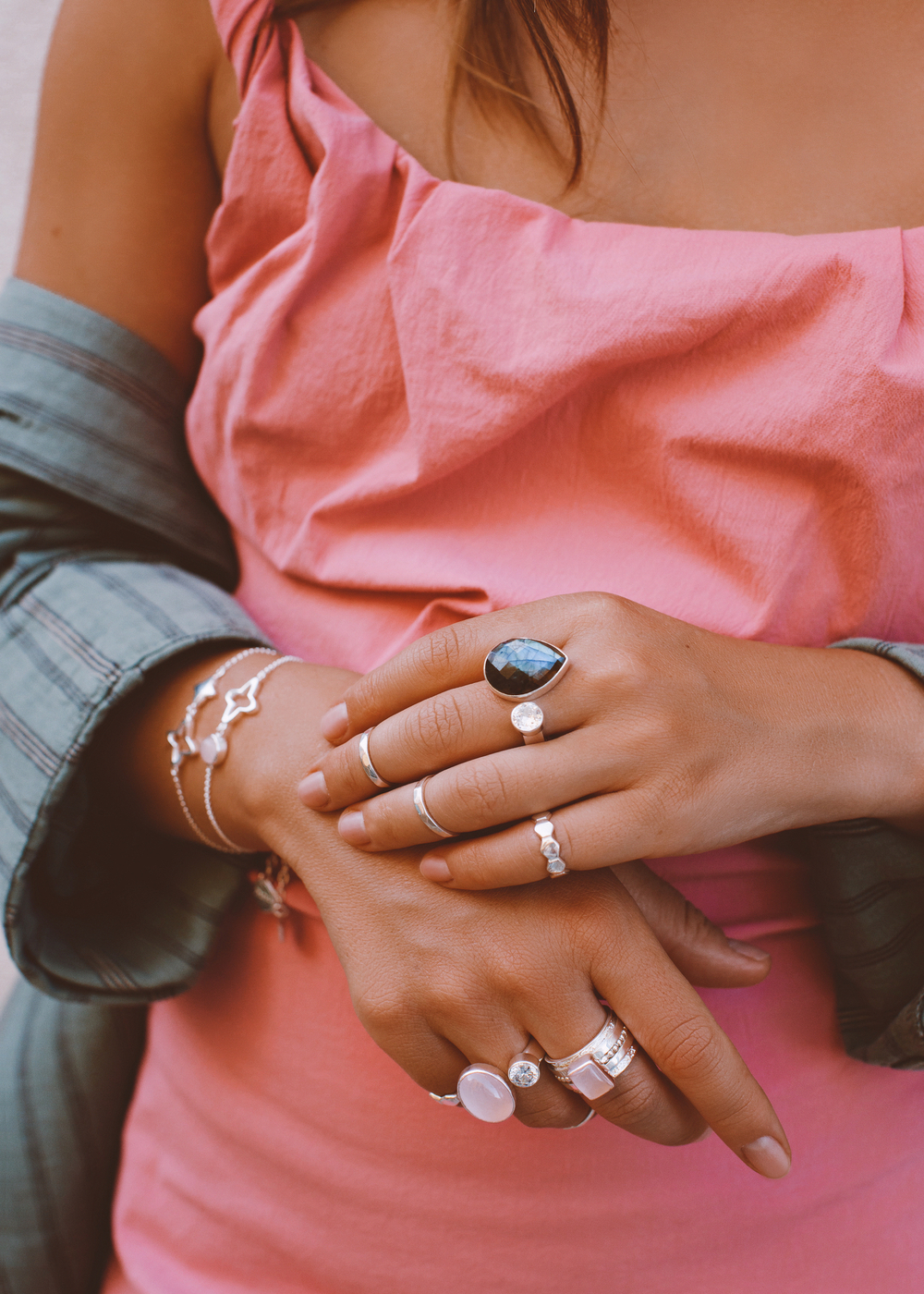 Кольцо «Дуо» с лабрадоритом в шахматной огранке и белым топазом